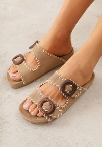 Renee - Beżowe Klapki VICES z Klamrami w Drewnianym Stylu i z Przeszyciami Nerineira. Kolor: brązowy. Sezon: wiosna, lato. Styl: boho, elegancki #2