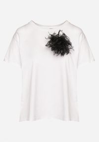 Born2be - Biały Bawełniany T-shirt z Broszką Kwiatem Heloa. Okazja: na co dzień. Kolor: biały. Materiał: bawełna. Wzór: kwiaty. Styl: casual, elegancki #5