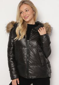 Born2be - Czarna Kurtka Pikowana z Kapturem z Odpinanym Futerkiem i Dłuższym Tyłem Clorina. Okazja: na co dzień. Typ kołnierza: kaptur. Kolor: czarny. Materiał: futro. Długość: długie. Wzór: aplikacja. Styl: klasyczny, casual, elegancki #2
