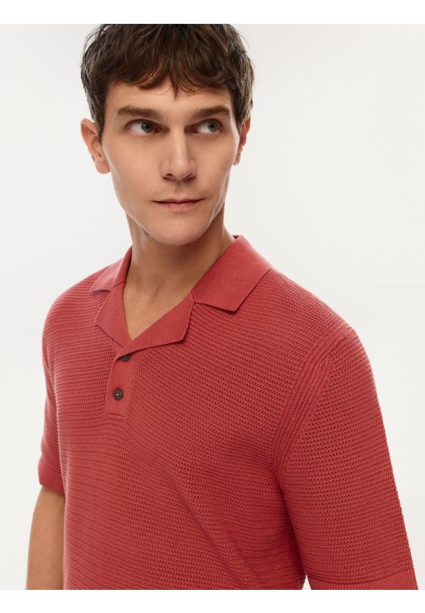 Reserved - Strukturalny sweter polo - różowy. Typ kołnierza: polo. Kolor: różowy. Materiał: dzianina, bawełna