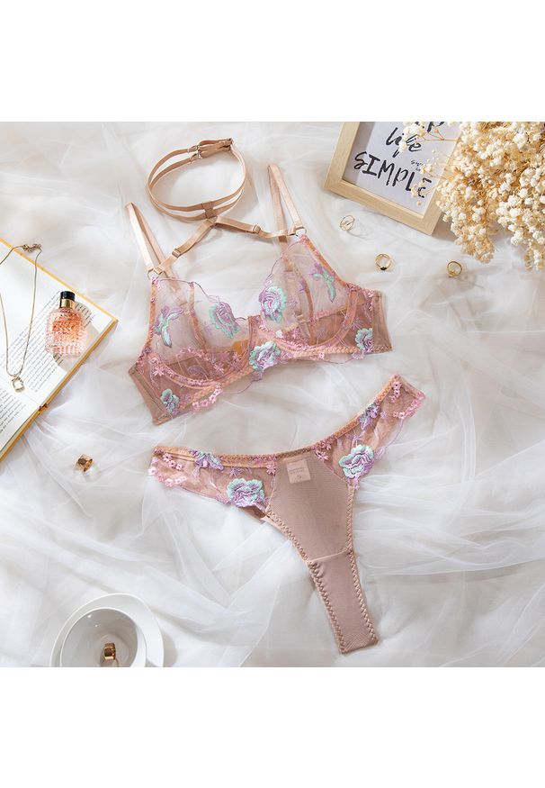 Intica - Komplet bielizny z haftem i chokerem Gracelynn. Kolor: różowy. Materiał: materiał. Wzór: haft