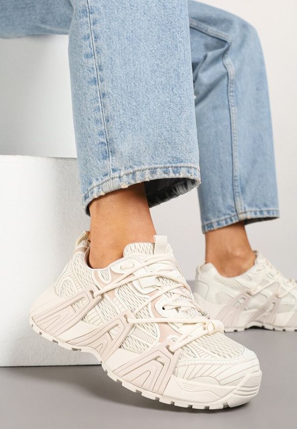 Born2be - Beżowe Sneakersy z Ozdobnym Sznurowaniem i Tłoczoną Podeszwą Nurilune. Okazja: na co dzień. Kolor: beżowy. Materiał: jeans