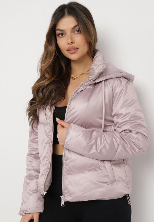 Born2be - Różowa Pikowana Kurtka z Kapturem i Ściągaczem w Talii Atirim. Typ kołnierza: kaptur. Kolor: różowy. Styl: elegancki