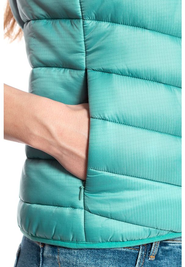 Mustang - DAMSKA KAMIZELKA MUSTANG Holly SC Light Vest MINERAL BLUE 1008256 6236. Materiał: puch. Długość rękawa: bez rękawów