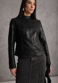 Renee - Czarna Kurtka Ramoneska o Klasycznym Kroju ze Stójką Leaniore. Typ kołnierza: kołnierzyk stójkowy. Kolor: czarny. Materiał: jeans, skóra, poliester. Wzór: aplikacja. Styl: klasyczny #3