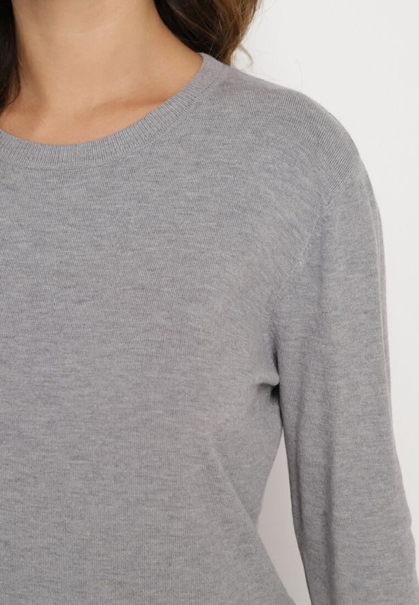 Born2be - Szary Casualowy Sweter o Klasycznym Kroju z Wełną i Kaszmirem Dailithra. Okazja: na co dzień. Kolor: szary. Materiał: kaszmir, wełna. Wzór: aplikacja. Styl: klasyczny, casual