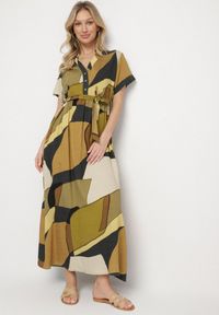 Born2be - Zielona Sukienka Rozkloszowana z Wiskozy w Geometryczny Wzór z Paskiem Ranislla. Okazja: na co dzień. Typ kołnierza: dekolt w serek. Kolor: zielony. Materiał: wiskoza. Długość rękawa: krótki rękaw. Wzór: geometria. Styl: casual, elegancki #1