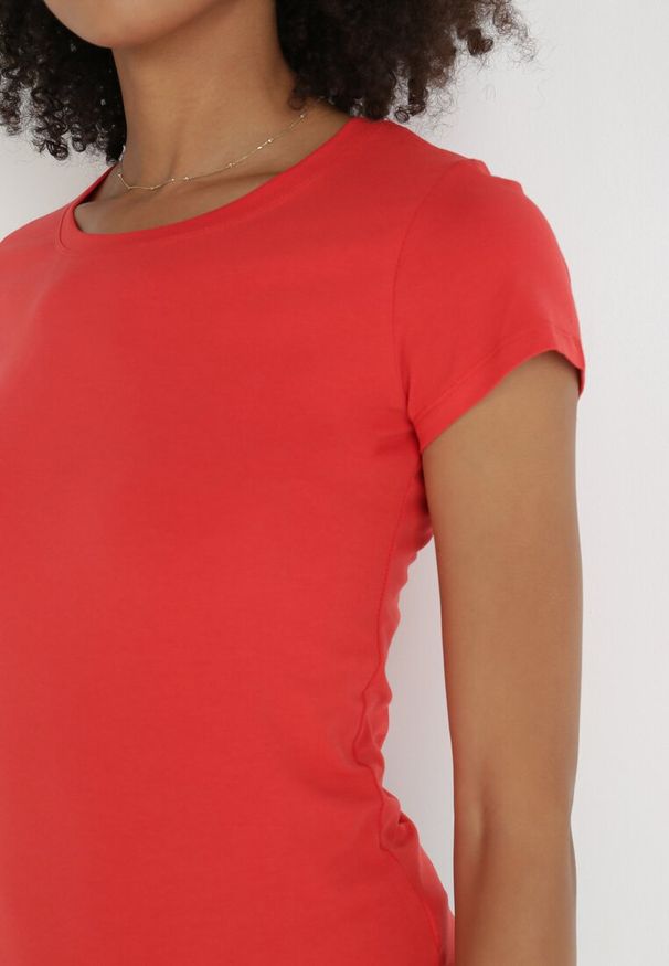Born2be - Czerwony T-shirt Gathanthei. Okazja: na co dzień, do domu. Kolor: czerwony. Materiał: dresówka, bawełna, dzianina, jeans. Długość rękawa: krótki rękaw. Długość: krótkie. Wzór: gładki. Styl: sportowy, klasyczny, casual