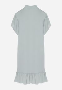 Born2be - Jasnozielona Sukienka Koszulowa z Guzikami i Falbankami Tenalena. Okazja: na co dzień. Typ kołnierza: kołnierz z falbankami. Kolor: zielony. Typ sukienki: koszulowe. Styl: elegancki, casual, sportowy #3