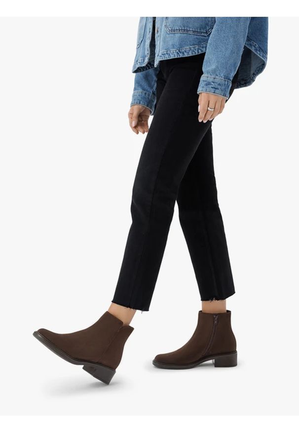 Ryłko - Ciemnobrązowe botki na obcasie ze skóry welurowej. Okazja: na co dzień. Nosek buta: okrągły. Zapięcie: zamek. Kolor: brązowy. Szerokość cholewki: normalna. Wysokość cholewki: za kostkę. Materiał: skóra, welur. Obcas: na obcasie. Styl: klasyczny, casual, street. Wysokość obcasa: średni