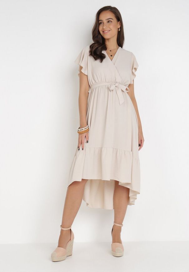 Born2be - Jasnobeżowa Sukienka Ocearis. Typ kołnierza: kokarda. Kolor: beżowy. Materiał: materiał. Długość rękawa: krótki rękaw. Wzór: aplikacja. Typ sukienki: kopertowe. Długość: midi