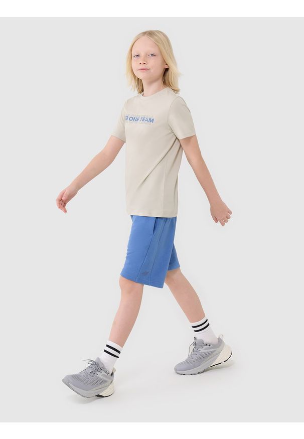 4f - 4F T-shirt z nadrukiem chłopięcy - beżowy 122 (6-7 lat). Okazja: na co dzień. Kolor: beżowy. Materiał: bawełna, jersey, dzianina. Długość rękawa: krótki rękaw. Długość: krótkie. Wzór: nadruk. Sezon: lato. Styl: klasyczny, sportowy, casual