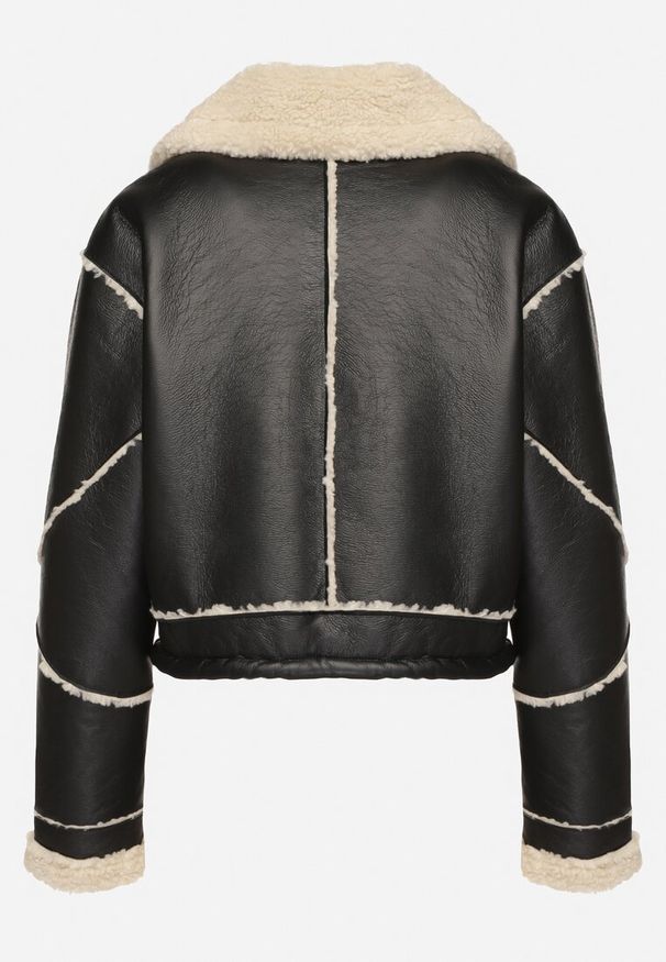 Born2be - Czarna Krótka Kurtka Biker z Szerokim Kołnierzem i Kieszeniami na Napy Naorielle. Okazja: na co dzień. Kolor: czarny. Materiał: jeans, futro. Długość: krótkie. Wzór: aplikacja. Styl: wizytowy, casual