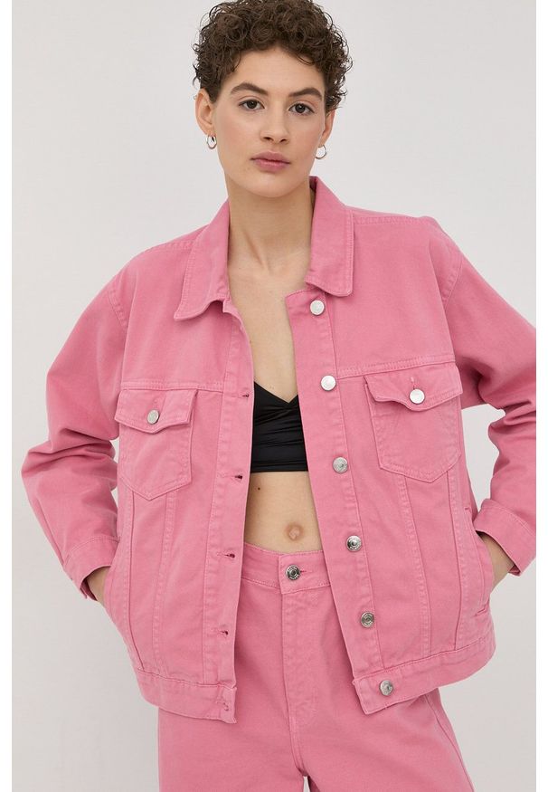 GESTUZ - Gestuz kurtka jeansowa damska kolor różowy przejściowa oversize. Kolor: różowy. Materiał: jeans