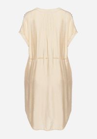 Born2be - Beżowa Pudełkowa Sukienka ze Ściągaczem w Talii Zdobiona Cyrkoniami Pilefia. Typ kołnierza: dekolt w kształcie V. Kolor: beżowy. Długość rękawa: krótki rękaw. Wzór: aplikacja. Styl: elegancki #6