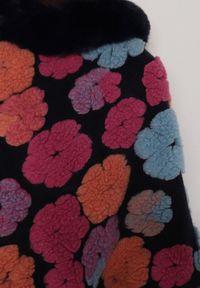 Born2be - Granatowe Wiskozowe Ponczo Ozdobione Futerkiem w Kształcie Kwiatów Leanthra. Okazja: na co dzień. Kolor: niebieski. Materiał: futro, wiskoza. Wzór: aplikacja, kwiaty. Styl: wizytowy, casual #5