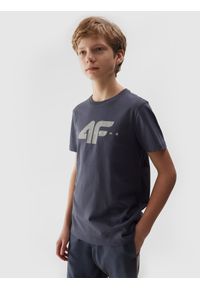 4F JUNIOR - T-shirt z bawełny organicznej z nadrukiem chłopięcy - szary. Okazja: na co dzień. Kolor: szary. Materiał: bawełna. Wzór: nadruk. Sezon: lato. Styl: casual, sportowy