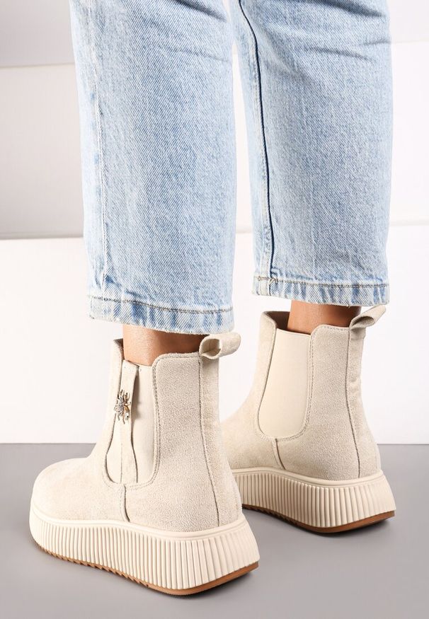Born2be - Beżowe Botki Sztyblety na Platformie z Metalowym Detalem przy Cholewce Danellia. Okazja: na co dzień. Kolor: beżowy. Materiał: jeans. Szerokość cholewki: normalna. Obcas: na platformie. Styl: casual, elegancki
