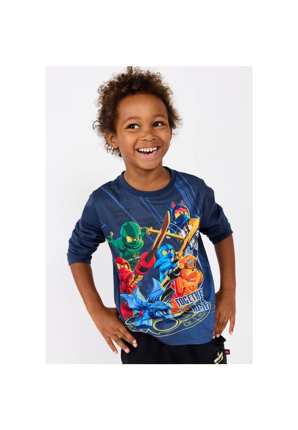 Koszulka Dziecięca z Długim Rekawem LEGO Ninjago Tano 701 Granatowa. Kolor: niebieski. Długość rękawa: długi rękaw. Długość: długie. Sezon: lato