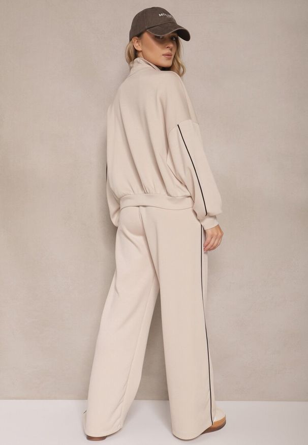 Renee - Jasnobeżowy Retro Komplet Dresowy z Wiskozą Bluza i Spodnie o Szerokim Kroju Selriza. Kolor: beżowy. Materiał: wiskoza, dresówka. Wzór: aplikacja