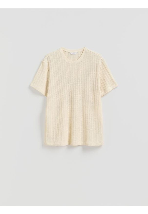 Reserved - Ażurowy t-shirt comfort - złamana biel. Materiał: bawełna, dzianina. Wzór: ażurowy