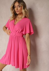 Renee - Fuksjowa Sukienka Plisowana z Paskiem i Kopertowym Dekoltem Azelea. Kolor: różowy. Materiał: materiał. Typ sukienki: kopertowe #3