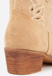 Renee - Brązowe Botki Kowbojki Vices na Słupku Ozdobione Haftem Nelithen. Okazja: na co dzień, na spacer. Kolor: beżowy. Materiał: jeans, koronka. Wzór: haft, aplikacja. Sezon: jesień. Obcas: na słupku. Styl: boho, casual #5