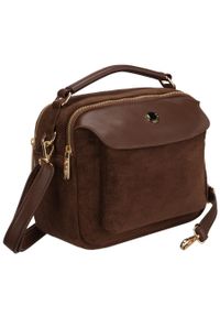 Brązowa listonoszka damska mała torebka na ramię lub do ręki modna ze skóry ekologicznej Peterson PTN MX02-P. Kolor: brązowy. Materiał: skórzane. Rozmiar: małe. Rodzaj torebki: do ręki #1