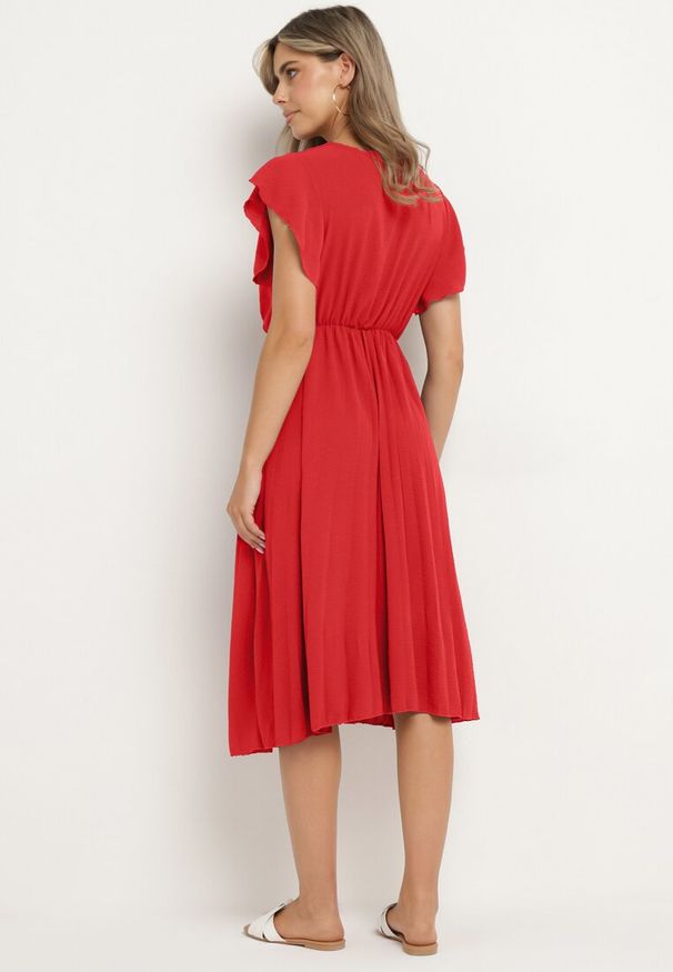 Born2be - Czerwona Plisowana Sukienka z Kopertowym Dekoltem i Gumką w Talii Waretta. Typ kołnierza: dekolt kopertowy. Kolor: czerwony. Typ sukienki: kopertowe. Styl: elegancki