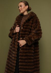 Born2be - Brązowy Futrzany Płaszcz w Pikowany Wzór z Kapturem Esarra. Okazja: na spotkanie biznesowe, na co dzień, do pracy, na spacer. Typ kołnierza: kaptur. Kolor: brązowy. Materiał: futro. Długość: długie. Styl: biznesowy, casual, elegancki #2