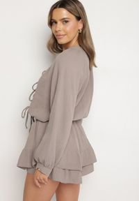 Born2be - Ciemnobeżowy Wiązany Bawełniany Kombinezon Boho z Falbankami i Wiązaniem Lalelia. Okazja: na imprezę, na co dzień. Kolor: beżowy. Materiał: bawełna. Sezon: lato. Styl: boho #2