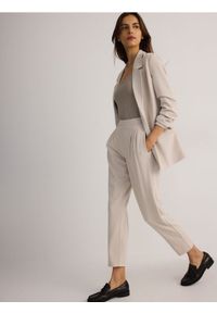 Reserved - Spodnie jogger z zakładkami - beżowy. Kolor: beżowy. Materiał: dzianina