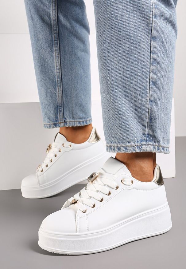 Born2be - Biało-Złote Sneakersy z Aplikacją w Motywie Owada i Cyrkoniami Rendell. Nosek buta: okrągły. Kolor: biały. Wzór: aplikacja. Obcas: na obcasie. Wysokość obcasa: niski