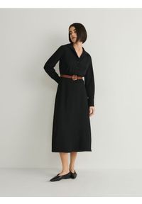 Reserved - Sukienka z paskiem - czarny. Kolor: czarny. Materiał: tkanina. Wzór: gładki. Typ sukienki: koszulowe #1