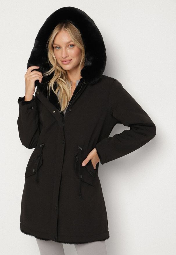Born2be - Czarna Dwustronna Kurtka Parka Futerko z Kapturem Alorrise. Okazja: na co dzień. Typ kołnierza: kaptur. Kolor: czarny. Materiał: futro. Wzór: gładki. Styl: casual, elegancki
