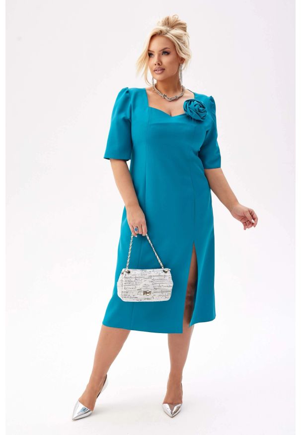 Moda Size Plus Iwanek - Elegancka wizytowa sukienka Helen w odcieniach turkusu - elegancja i kobiecy szyk PLUS SIZE XXL. Okazja: na wesele, na ślub cywilny. Kolekcja: plus size. Materiał: poliester, tkanina, elastan. Wzór: kwiaty, aplikacja. Typ sukienki: dla puszystych. Styl: elegancki, wizytowy. Długość: midi