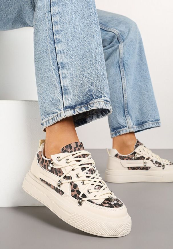 Renee - Beżowe Sneakersy ze Wzorem w Panterkę Doridi. Okazja: na co dzień. Kolor: beżowy. Materiał: jeans, skóra. Wzór: motyw zwierzęcy