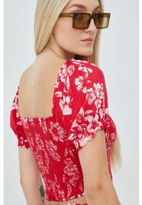 Superdry bluzka damska kolor czerwony w kwiaty. Typ kołnierza: dekolt hiszpanka. Kolor: czerwony. Materiał: materiał, wiskoza. Długość rękawa: krótki rękaw. Długość: krótkie. Wzór: kwiaty #2