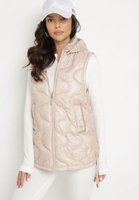 Born2be - Różowa Kamizelka Pikowana z Odpinanym Kapturem Vilzeki. Okazja: na co dzień. Kolor: różowy. Materiał: jeans. Styl: klasyczny, casual, elegancki #6