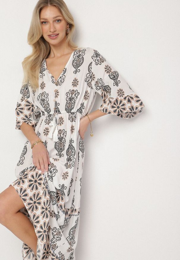 Born2be - Biało-Szara Bawełniana Sukienka z Gumką w Talii w Etno Wzór Orrinelle. Okazja: na co dzień, na spacer. Typ kołnierza: dekolt w serek. Kolor: biały. Materiał: bawełna. Sezon: lato. Typ sukienki: proste. Styl: etno