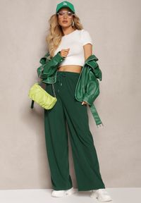 Renee - Ciemnozielone Szerokie Spodnie o Prążkowanym Kroju z Gumką w Pasie Jovulla. Kolor: zielony. Materiał: prążkowany #3
