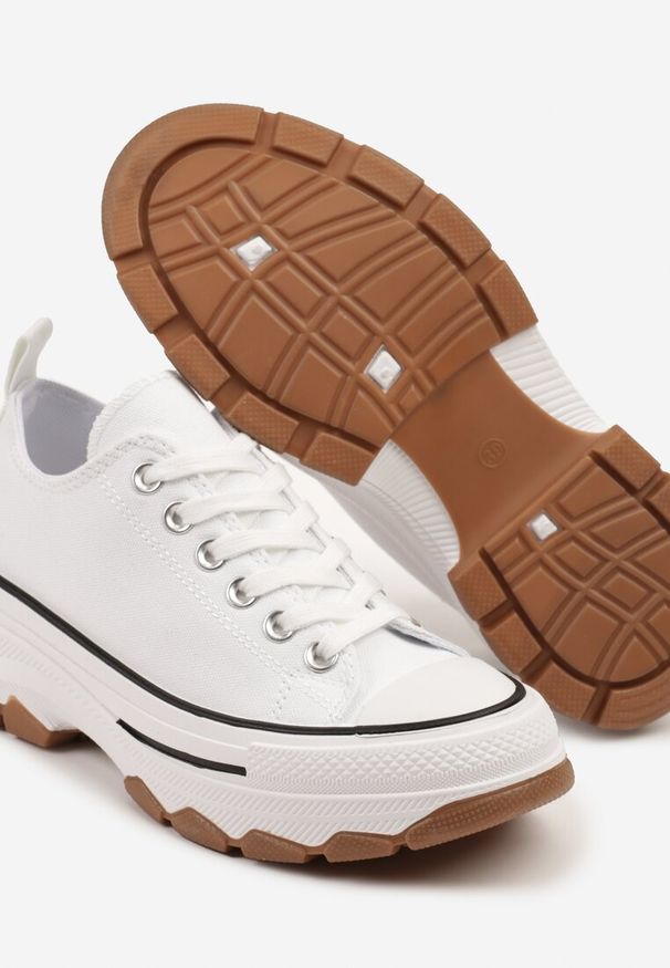 Renee - Białe Trampki na Platformie z Niską Cholewką Evalloria. Okazja: na co dzień. Zapięcie: sznurówki. Kolor: biały. Szerokość cholewki: normalna. Wzór: kwiaty. Wysokość cholewki: przed kostkę. Materiał: jeans. Sezon: lato. Obcas: na platformie. Styl: elegancki, casual