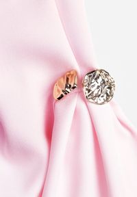 Renee - Różowa Rozkloszowana Sukienka Bez Rękawów z Odpinanymi Aplikacjami w Pasie Maridina. Kolor: różowy. Materiał: tkanina. Długość rękawa: bez rękawów. Wzór: aplikacja. Sezon: lato. Typ sukienki: trapezowe. Styl: klasyczny, elegancki #3