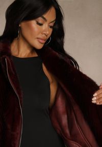 Renee - Bordowa Kurtka Futerko z Paskiem z Imitacji Skóry Zdobiona Klamerkami Jynlisa. Okazja: na co dzień. Kolor: czerwony. Materiał: skóra, futro. Wzór: aplikacja. Styl: casual #3