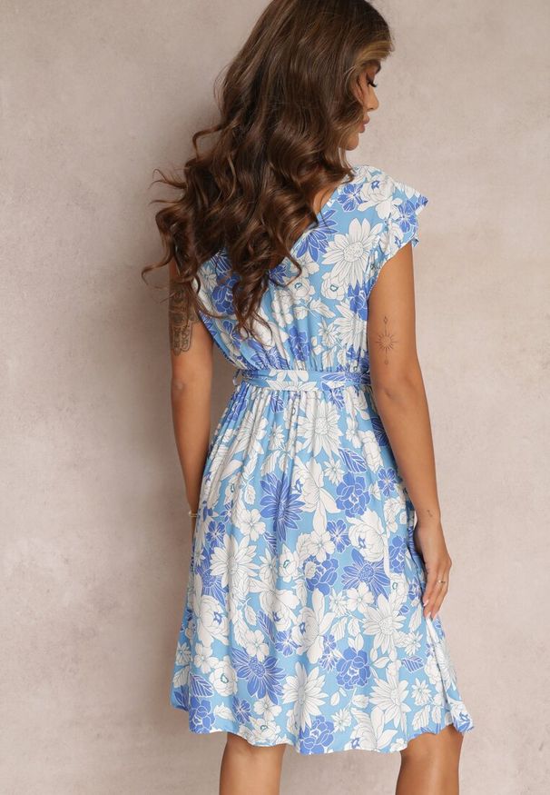 Renee - Niebieska Rozkloszowana Sukienka z Wiskozy i Wiązanym Paskiem Anzio. Typ kołnierza: kołnierz z falbankami. Kolor: niebieski. Materiał: wiskoza. Długość: mini