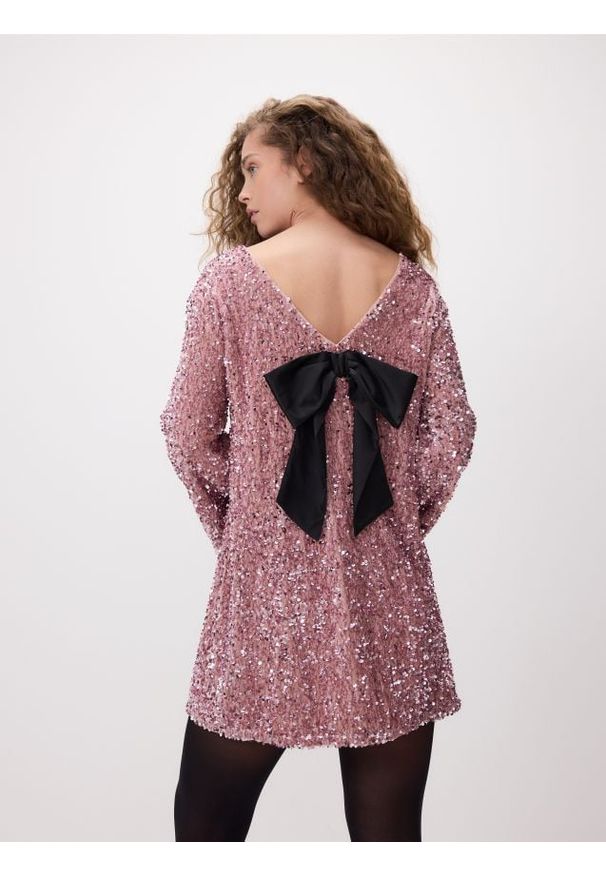 Reserved - Sukienka mini z kokardą - pastelowy róż. Typ kołnierza: kokarda. Kolor: różowy. Materiał: dzianina. Typ sukienki: proste. Długość: mini