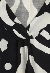 Born2be - Czarna Pudełkowa Sukienka z Wiskozy z Dekoltem w Serek w Abstrakcyjny Wzór Cresom. Okazja: na co dzień. Typ kołnierza: dekolt w serek. Kolekcja: plus size. Kolor: czarny. Materiał: wiskoza. Sezon: lato. Typ sukienki: proste, dla puszystych. Styl: casual #6