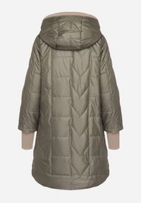 Born2be - Zielona Pikowana Kurtka z Kapturem i Przedłużonym Tyłem Tulara. Okazja: na co dzień. Typ kołnierza: kaptur. Kolor: zielony. Materiał: jeans. Wzór: aplikacja. Styl: casual, elegancki #2