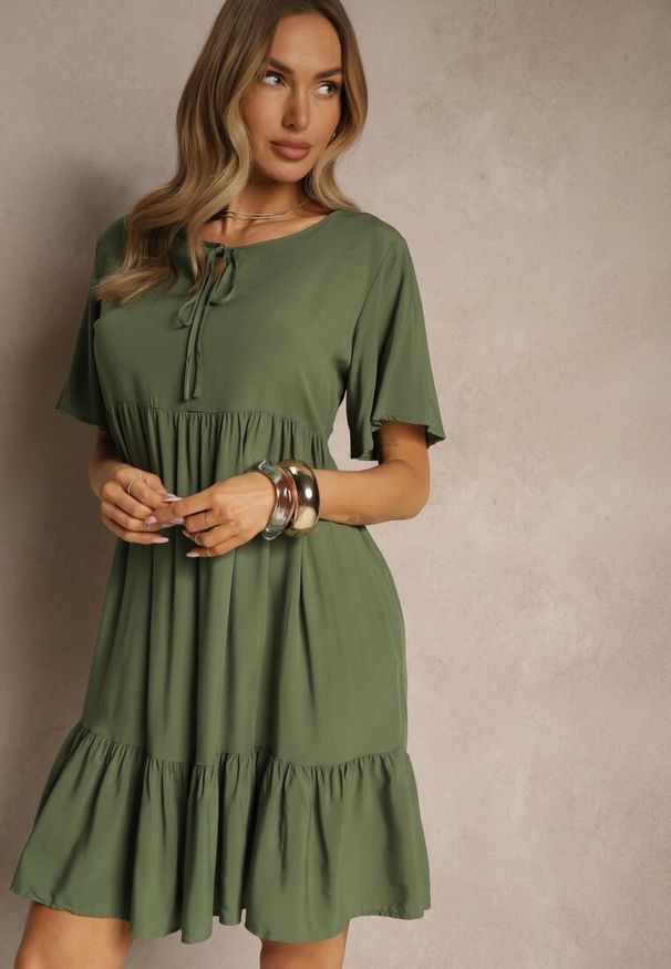 Renee - Ciemnozielona Bawełniana Sukienka Rozkloszowana z Wiązaniem przy Dekolcie Mepova. Okazja: na co dzień. Kolor: zielony. Materiał: bawełna. Styl: klasyczny, casual