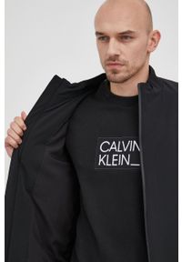 Calvin Klein kurtka bomber męski kolor czarny przejściowa. Okazja: na co dzień. Kolor: czarny. Materiał: tkanina, włókno. Wzór: gładki. Styl: casual #2